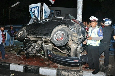  Ngebut, Suzuki X-Over Hancur Tabrak Tiang Listrik