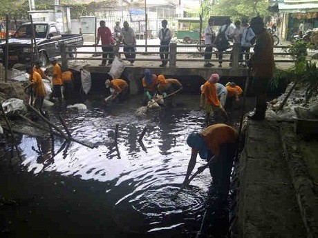Dinas PU DKI Keruk Sampah di Kali Pademangan