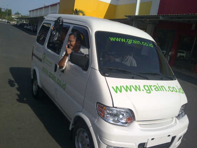 Wah! Dahlan Iskan Terbang ke Surabaya Jajal Angkot Listrik