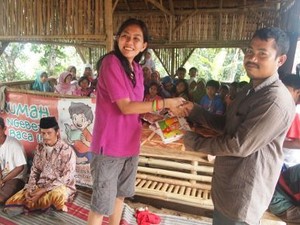 Yulia Baso, 5 Jam Jalan Kaki Demi Pendidikan Anak Tak Mampu