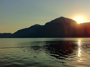 Cantiknya Pagi di Danau Batur Saat Mentari Tersenyum