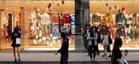 Salah satu displai toko yang menampilkan pakaian musim dingin.  Bagi Anda yang menyukai model-model baju atau fashion yang sedang digemari anak-anak muda di Korsel, di sinilah tempatnya. Tidak hanya fashion K-pop ala boyband dan girlband Korea, di Myeongdong pun terdapat macam fashion dari belahan dunia.