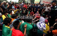 Anggota Komisi III DPR, Ahmad Yani dan Nudirman Munir menemui pendemo yang menolak RUU Kamnas.