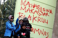 Sebelumnya, para pendemo sempat melakukan orasi menolak RUU Kamnas di depan gedung DPR.
