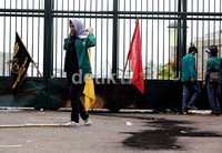 Sisa abu dari pembakaran ban bekas yang dilakukan para mahasiswa di depan Gedung DPR.