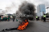 Ban bekas juga dibakar di tengah Jalan Gatot Subroto. Akibatnya arus lalu lintas yang mengarah ke Slipi macet panjang.