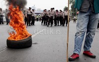 Aksi tersebut mendapat penjagaan dari aparat kepolisian.