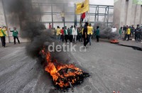 Beberapa mahasiswa berusaha masuk dengan memanjat pagar DPR.