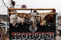 Sebuah truk yang mengangkut hewan kurban tiba di kawasan Tanah Abang, Jakarta. Menjelang Hari Raya Idul Adha, sejumlah pedagang hewan kurban mulai bermunculan di Jakarta.