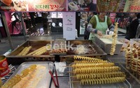 Satu tusuk kripik spiral dibuat dari sebutir kentang yang diiris dengan alat khusus sehingga membentuk lingkaran tidak terputus.