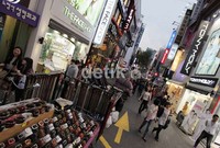 Myeongdong merupakan tempat yang tidak boleh dilewatkan saat Anda sedang melancong ke Seoul. Selain untuk koleksi, barang-barang di sana juga dapat menjadi buah tangan untuk keluarga, teman, atau pun pasangan. Selamat berkunjung ke Myeongdong dan berbelanja sepuasnya.