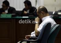James divonis 3,5 tahun penjara karena terbukti bersama-sama Komisaris Independen PT Bhakti Investama Tbk, Antonius Z. Tonbeng, memberi uang Rp 280 juta kepada pegawai Direktorat Jenderal Pajak. Ramses/detikcom.