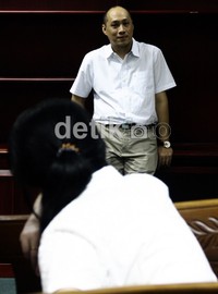 James berbicara dengan istrinya sebelum sidang pembacaanan vonis oleh Majelis Hakim.