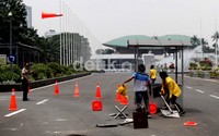 Beberapa mahasiswa merusak pos satpam DPR.