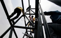Mahasiswa masuk dengan memanjat pagar DPR.