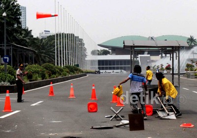 Tolak RUU Kamnas, Mahasiswa Rusak Pos Satpam DPR