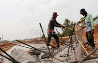 Pekerja melakukan pengerukan dan juga pemasangan turap pada kali Pesanggrahan, Jakarta.
