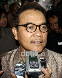 Gubernur Riau tersebut diperiksa terkait Perda No 6 yang proses penyidikannya masuk ke persidangan berkaitan mengenai main stadiun PON Riau dan penyelidikan berkaitan dengan kasus di Kabupaten Siak dan Pelalawan berkaitan dengan pengelolaan hutan. Ramses/detikcom.