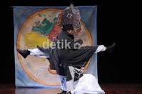 Pertunjukan kali ini akan dilakukan dalam balutan fesyen dan musik yang indah dan merdu.