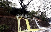 Truk pengangkut bahan baku cat itu terguling sekitar pukul 04.00 WIB.