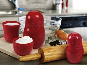 Asyiknya Menakar Tepung Pakai Boneka Matryoshka