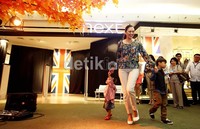 Mereka tampil cantik dan tampan saat berlenggak-lenggok di depan gerai yang disulap menjadi arena catwalk.