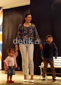 Dalam kesempatan kali ini, Donna didampingi oleh kedua buah hatinya.