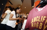 Istri Darius Sinathrya itu turut memeriahkan fashion show di acara pembukaan gerai Next di Senayan City, Jakarta, Kamis (18/10/2012).