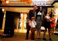 Mona bersama suami dan ketiga anaknya juga diikutsertakan dalam acara fashion show tersebut.