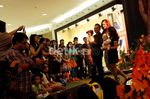 Kompaknya Mona Ratuliu & Keluarga