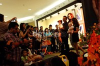 Mereka pun tampil kompak saat berlenggak-lenggok di catwalk.