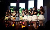 Mereka berkolaborasi dengan membawakan lagu anak-anak.
