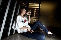 Perempuan bernama asli Syurkianih itu bergaya casual.