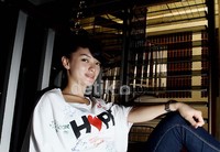 Tidak memakai make-up, wajahnya tampak pucat.