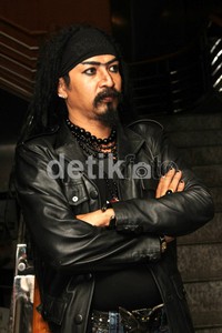 Dengan busana serba hitamnya itu, Limbad tampak semakin misterius. (Gusmun/detikHot).