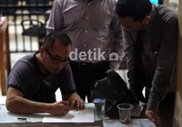 Terlihat manajer Nikita bersama kuasa hukumnya membuat surat pernyataan mengenai serah terima ponsel tersebut.