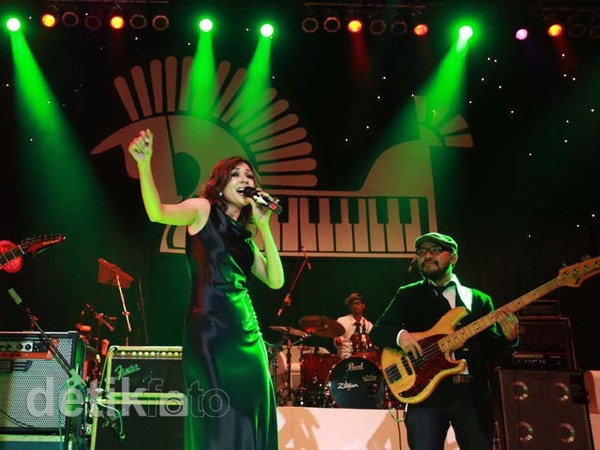 Syaharani & Queenfireworks Awali JakJazz 2012