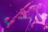 Pukul 23.30 WIB mulai membuka penampilannya dengan instrumen jazznya.  3 pengisi vokal (Brian, Vanessa Haynes, dan Natalie William) pun datang dan langsung menggebrak dengan lagu pertamanya. Brian pun tak segan mengajak penonton untuk mengeluarkan suaranya juga.
