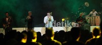 Instrumen musik kembali dimainkan oleh grup musik asal Inggris tersebut dengan sedikit memberikan bumbu musik salsa di dalamnya. Lalu 9 dari 11 personil band keluar meninggalkan panggung.