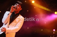 Lagu berjudul Still A Friend of Mine juga dibawakan untuk menghibur fans Incognito. Kurang lebih 120 menit mereka memuaskan pecinta musik jazz Indonesia dengan membawakan 15 lagu.