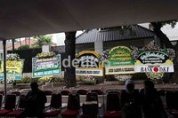Wiyogo tutup usia Jumat (19/11) malam, di Rumah Sakit MMC, Jakarta. Karangan bunga duka cita pun langsung membanjiri rumah duka kediaman Almarhum.