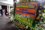 Bunga Duka Cita Penuhi Rumah Mantan Gubernur DKI