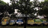 Ucapan karangan bunga duka cita, memenuhi halaman depan rumah kediaman Mantan Gubernur DKI Jakarta (Alm) Wiyogo Atmodarminto.