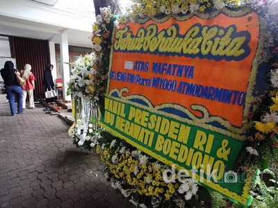 Bunga Duka Cita Penuhi Rumah Mantan Gubernur DKI