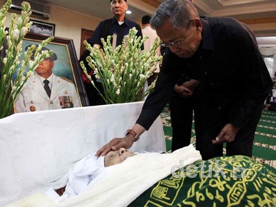 Melayat, Soerjadi Sentuh Wajah Alm. Wiyogo