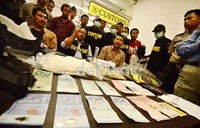 Selain barang bukti sabu seberat 1 kg dan 1000 butir ekstasi berlogo kanguru, pihak Bea Cukai juga mengamankan beberapa lembar uang ringgit Malaysia.
