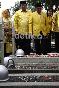 Aburizal Bakire dan Agung Laksono berdoa di makam Soedarmono. Ramses/detikcom.
