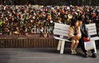 Tradisi memasang gembok cinta ini dimulai oleh sepasang kekasih yang terinspirasi hal serupa di Menara Tokyo. Selain itu, ada pasangan selebriti di sana yang mengikat janji di tempat ini dengan cara memasang gembok dan kuncinya langsung dilempar jauh dari atas menara.