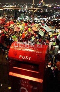 Meski sudah zaman gadget, sebuah kotak pos masih terlihat di tengah deretan gembok cinta. Barangkali, inilah kotak pos paling romantis sedunia.