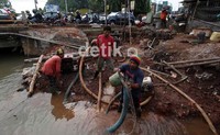 Para pekerja, tengah merehabilitasi dengan memperkuat tebing dan melebarkan bangunan jembatan yang berada di Jaka Sampurna.